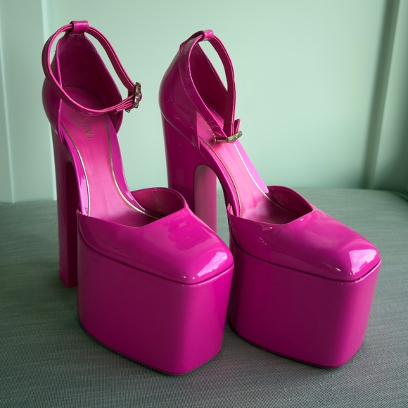 Valentino Garavani Shoes - Valentino pink pumps